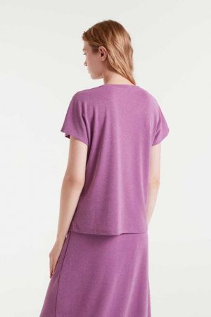 Camiseta cuello pico lila 7