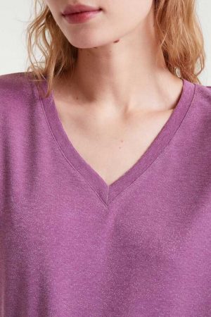 Camiseta cuello pico lila 6