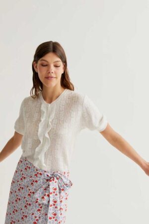 Cárdigan punto floral blanco con volantes 9