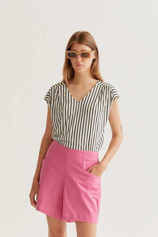 Camiseta con estampado rayas negras 2 Camiseta con estampado rayas negras 2