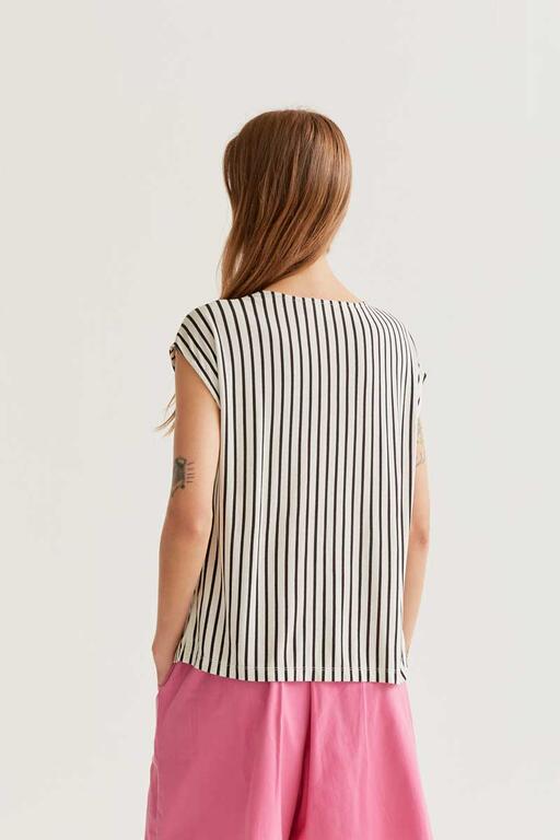 Camiseta con estampado rayas negras 3 Camiseta con estampado rayas negras 3