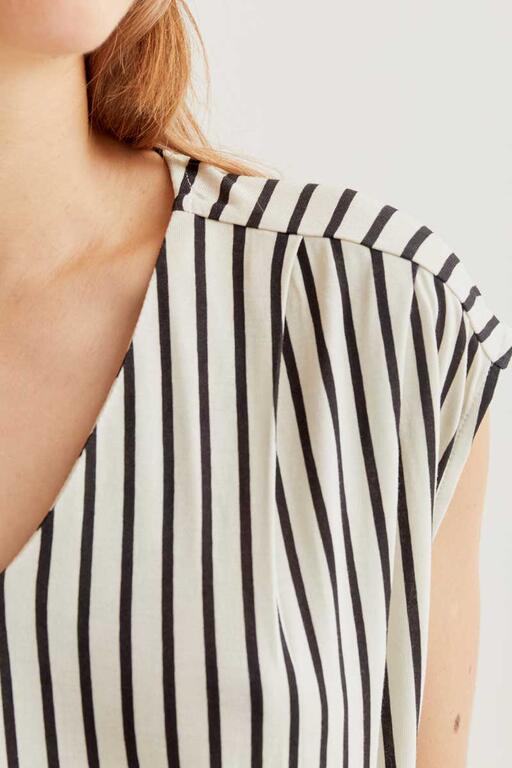 Camiseta con estampado rayas negras 4 Camiseta con estampado rayas negras 4