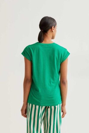 Camiseta verde con bordado de tulipán rojo 6