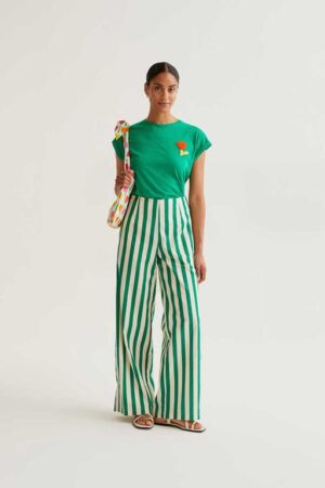 Camiseta verde con bordado de tulipán rojo