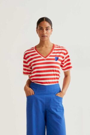 Camiseta con estampado de rayas rojas con bordado de corazón 7