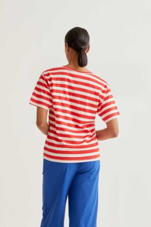 Camiseta con estampado de rayas rojas con bordado de corazón 6