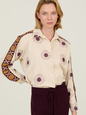 Camisa bordada con fornitura