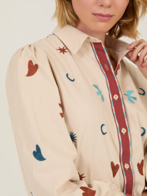 Camisa con motivos bordados 5
